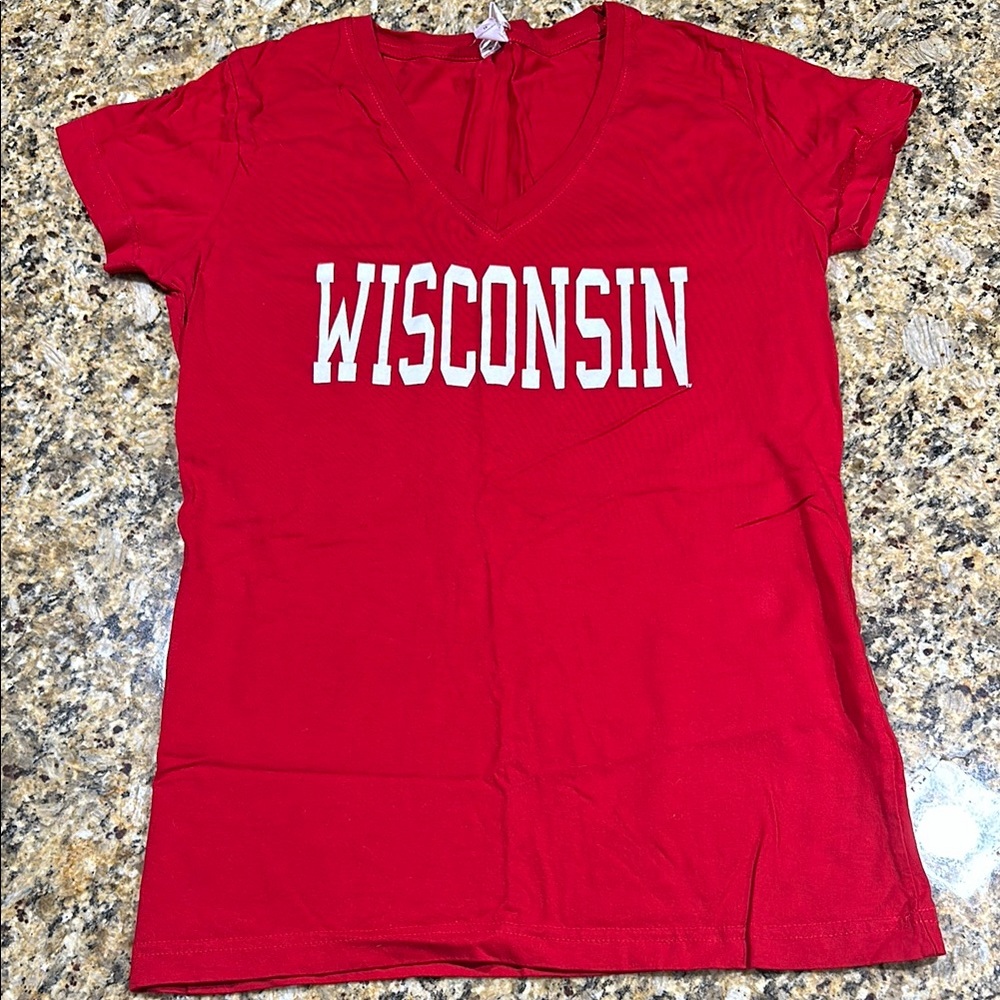 WISCONSIN Red Fitted v-neck Tee with Short Sleeves